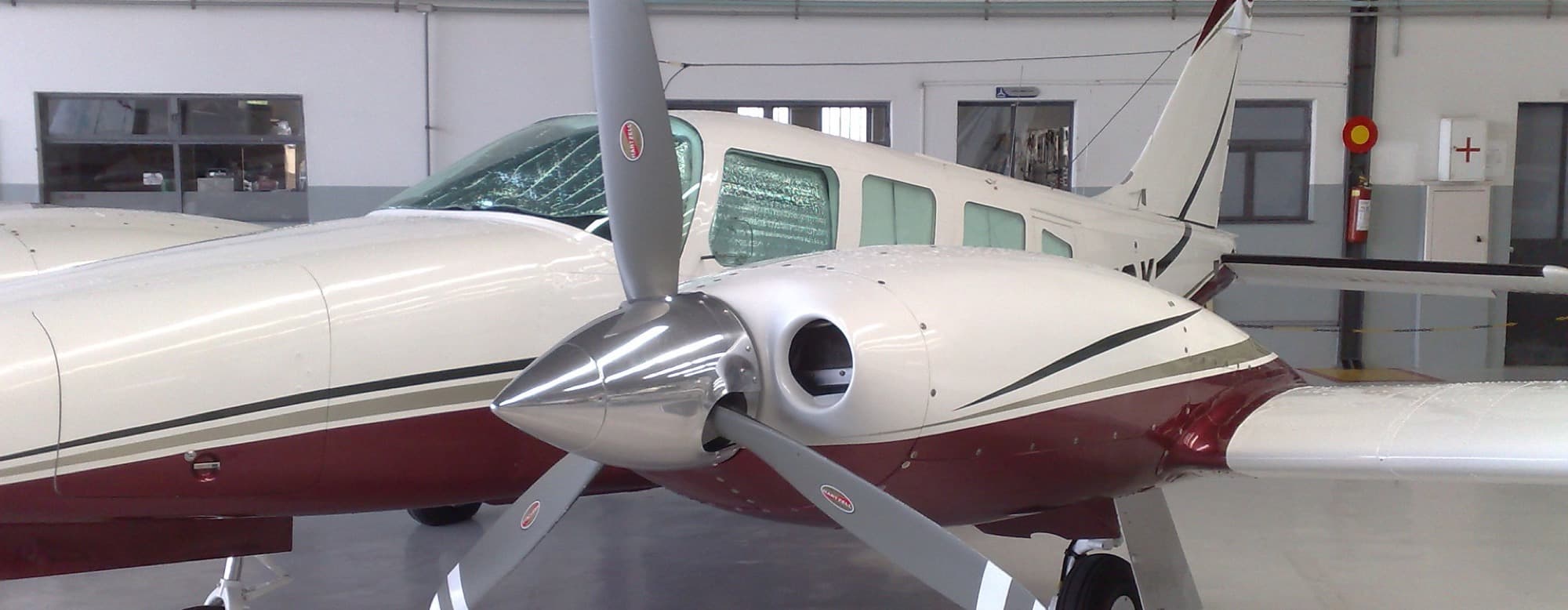Turboélice bimotor da WDA Táxi Aéreo no hangar da empresa em Várzea Grande